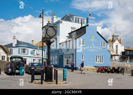 Lyme Regis, vue sur la tour historique de l'horloge et Rock point Inn pub dans le centre de Lyme Regis, Dorset, Angleterre, Royaume-Uni Banque D'Images