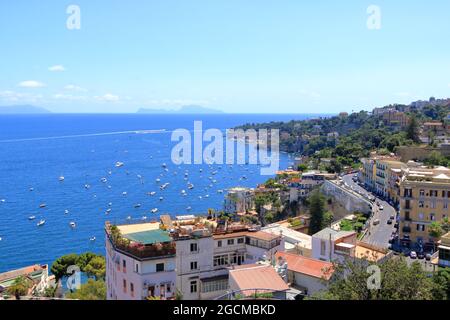 Paysage méditerranéen. Vue sur la mer du golfe de Naples et la silhouette de l'île de Capri au loin. La province de Campanie en Italie. Banque D'Images