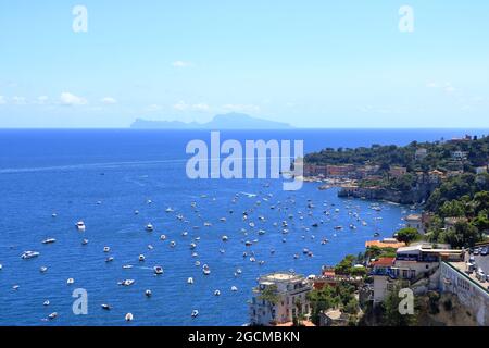 Paysage méditerranéen. Vue sur la mer du golfe de Naples et la silhouette de l'île de Capri au loin. La province de Campanie en Italie. Banque D'Images