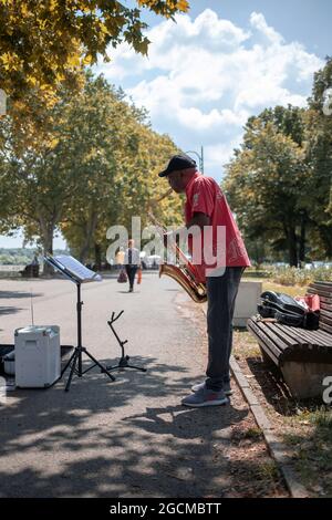 Belgrade, Serbie, 21 juillet 2021 : Portrait d'un musicien de jazz jouant du saxophone sur la promenade du Danube à Zemun Banque D'Images