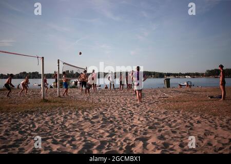 Belgrade, Serbie, 4 août 2021 : jeunes jouant au Beach-volley sur l'île de la Grande Guerre à Zemun Banque D'Images