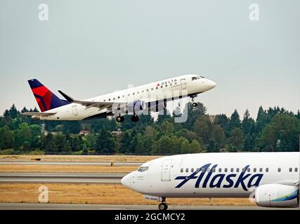 Des avions de passagers commerciaux atterrissent et déjettent à SeaTac, l'aéroport de Seattle/Tacoma, à Washington. Banque D'Images