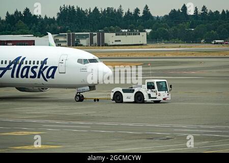 Des avions de passagers commerciaux atterrissent et déjettent à SeaTac, l'aéroport de Seattle/Tacoma, à Washington. Banque D'Images