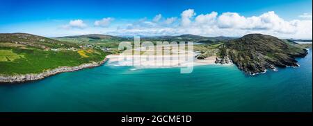 Vue aérienne de la plage de Barleycove, une plage dorée aux courbes douces formée d'un vaste paysage niché entre les collines vertes montantes du beaut Banque D'Images