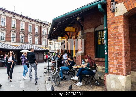 Cracovie, Pologne - 28 août 2018 : les gens dans un bar qui mangent la zapiekanka traditionnelle, une baguette avec diverses garnitures dans le marché aux puces de la Plac N Banque D'Images