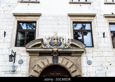 Cracovie, Pologne - 28 août 2018 : façade classique du Collegium Iuridicum de l'université jagiellonienne, rue Grodzka, Cracovie, Pologne Banque D'Images