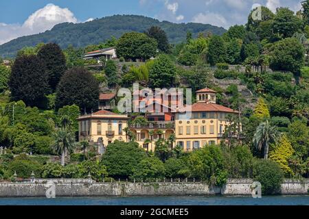 Maisons au bord du lac, Verbania-Pallanza, Lac majeur, Piémont, Italie Banque D'Images