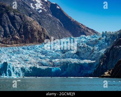 Exploration du magnifique glacier de Tidewater du glacier South Sawyer par zodiaque dans la région sauvage de Tracy Arm, forêt nationale de Tongass, Alaska USA Banque D'Images