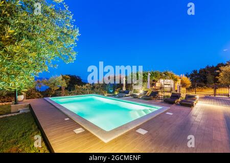 Maison de vacances avec piscine dans la nuit Banque D'Images