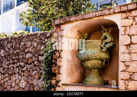 Chérubins ailés dans une niche murale sur Capri, Italie. Banque D'Images
