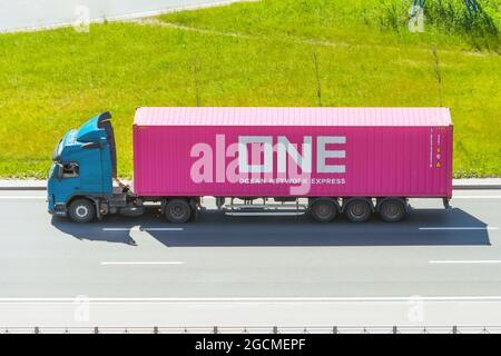 UN conteneur d'expédition Ocean Network Express se déplace par camion avec une longue plate-forme de remorque sur la route de la ville. Russie. Saint-Pétersbourg. 18 juin Banque D'Images