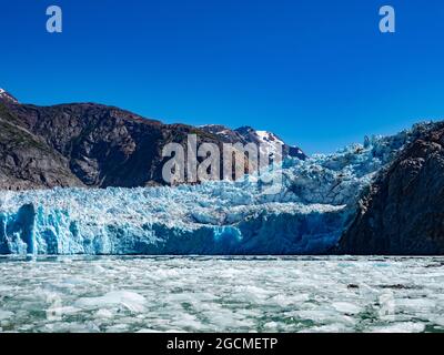 Exploration du magnifique glacier de Tidewater du glacier South Sawyer par zodiaque dans la région sauvage de Tracy Arm, forêt nationale de Tongass, Alaska USA Banque D'Images