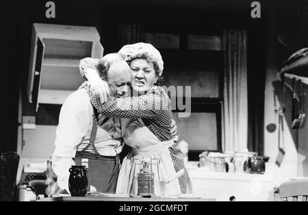 Ken Jones (Jim Bloggs), Patricia Routledge (Hilda Bloggs) quand LE VENT SOUFFLE par Raymond Briggs au Whitehall Theatre, Londres SW1 21/04/1983 design: Billy Meall éclairage: John A Williams réalisateur: David Neilson Banque D'Images