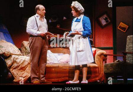 Ken Jones (Jim Bloggs), Patricia Routledge (Hilda Bloggs) quand LE VENT SOUFFLE par Raymond Briggs au Whitehall Theatre, Londres SW1 21/04/1983 design: Billy Meall éclairage: John A Williams réalisateur: David Neilson Banque D'Images