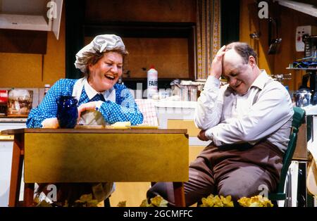 Patricia Routledge (Hilda Bloggs), Ken Jones (Jim Bloggs) quand LE VENT SOUFFLE par Raymond Briggs au Whitehall Theatre, Londres SW1 21/04/1983 design: Billy Meall éclairage: John A Williams réalisateur: David Neilson Banque D'Images