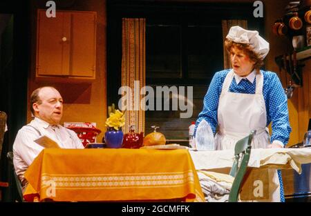 Ken Jones (Jim Bloggs), Patricia Routledge (Hilda Bloggs) quand LE VENT SOUFFLE par Raymond Briggs au Whitehall Theatre, Londres SW1 21/04/1983 design: Billy Meall éclairage: John A Williams réalisateur: David Neilson Banque D'Images