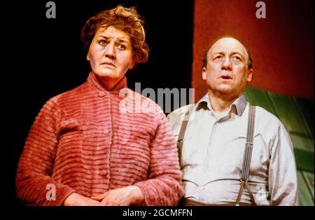 Patricia Routledge (Hilda Bloggs), Ken Jones (Jim Bloggs) quand LE VENT SOUFFLE par Raymond Briggs au Whitehall Theatre, Londres SW1 21/04/1983 design: Billy Meall éclairage: John A Williams réalisateur: David Neilson Banque D'Images