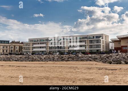 New Brighton, Wirral, Royaume-Uni: Les appartements Prom sur la promenade Marine, surplombant la plage. Séjour de luxe avec balcons en bord de mer. Banque D'Images