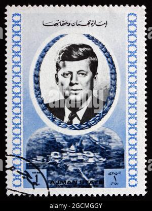 AJMAN - VERS 1972: Un timbre imprimé à Ajman montre John F. Kennedy, un homme politique américain qui a servi comme 35 ème président des États-Unis, vers 19 Banque D'Images