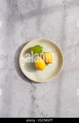 Citrons biologiques dans un bol en céramique blanche Banque D'Images