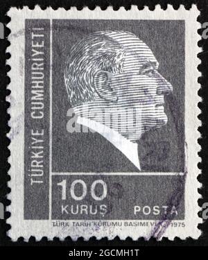 TURQUIE - VERS 1975 : un timbre imprimé en Turquie montre Mustafa Kemal Ataturk, le premier président de Turquie, père des Turcs, vers 1975 Banque D'Images