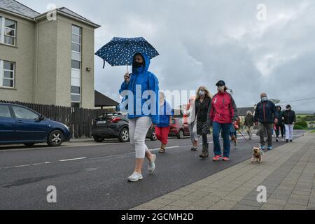 Bantry, West Cork, Irlande. 8 août 2021. Des milliers de personnes ont marché dans les rues de Bantry pour sauver l'hôpital général de Bantry . Crédit: Karlis Dzjamko/Alay Live News Banque D'Images