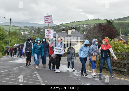 Bantry, West Cork, Irlande. 8 août 2021. Des milliers de personnes ont marché dans les rues de Bantry pour sauver l'hôpital général de Bantry . Crédit: Karlis Dzjamko/Alay Live News Banque D'Images