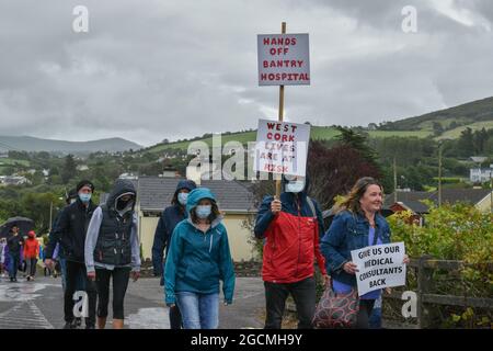 Bantry, West Cork, Irlande. 8 août 2021. Des milliers de personnes ont marché dans les rues de Bantry pour sauver l'hôpital général de Bantry . Crédit: Karlis Dzjamko/Alay Live News Banque D'Images