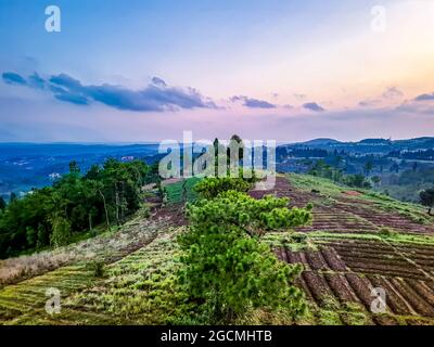 coucher de soleil ciel spectaculaire avec montagnes et forêts à angle plat au crépuscule Banque D'Images