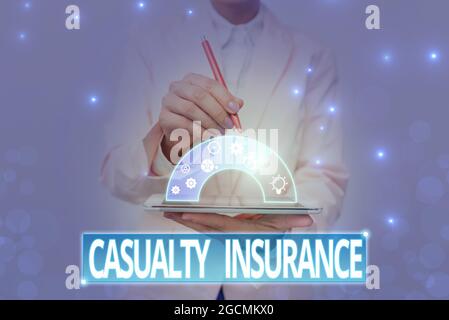Signe écrit à la main assurance accidents. Photo conceptuelle excédent contre la perte de biens ou d'autres responsabilités Lady en uniforme tenant Pen Phone montrant Banque D'Images