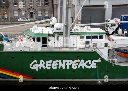 Le logo Greenpeace sur le côté du Rainbow Warrior dans le port d'Aberdeen. Banque D'Images