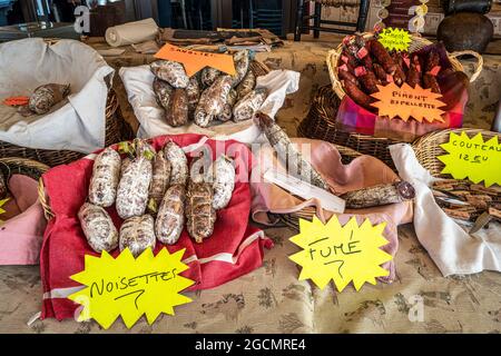 Produits typiques à vendre sur les étals du marché traditionnel d'Annecy. Annecy, département Savoie, région Auvergne-Rhône-Alpes, France, Europe Banque D'Images