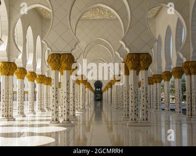 galerie aux colonnes richement décorées dans la Grande Mosquée Sheikh Zayed , Abu Dhabi, Émirats Arabes Unis Banque D'Images