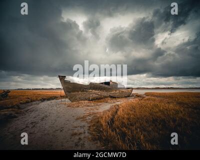 Ancienne coque pourrie de bateau de pêche abandonné enlisée sur la boue à marée basse Fleetwood Banque D'Images