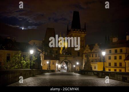 Promenade nocturne sur le pont Charles (Karlův Most) à Prague Banque D'Images