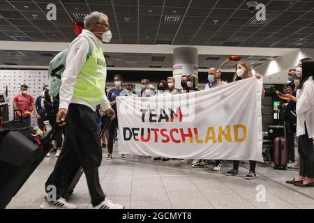 09 août 2021, Hessen, Francfort-sur-le-main : les athlètes olympiques et l'équipe Allemagne sont accueillis par des parents à l'aéroport de Francfort-sur-le-main après leur arrivée. Photo: Friso Gentsch/dpa Banque D'Images