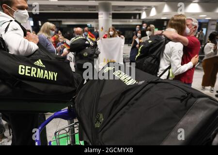 09 août 2021, Hessen, Francfort-sur-le-main : les athlètes olympiques et l'équipe Allemagne sont accueillis par des parents à l'aéroport de Francfort-sur-le-main après leur arrivée. Photo: Friso Gentsch/dpa Banque D'Images