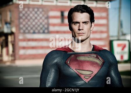 Henry Cavill é fotografado de barba no set de Superman em Vancouver –  Vírgula
