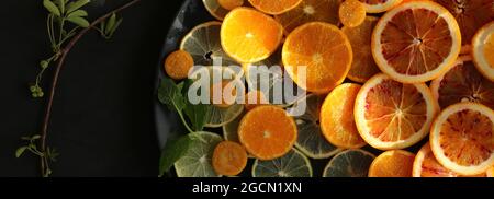 Bordure de fruits orange. Agrumes orange sur fond noir. Cadre horizontal Banque D'Images