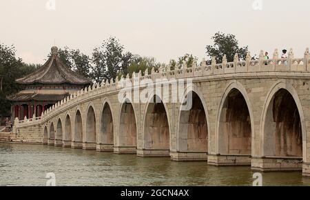 Pékin, Chine. 09e août 2021. Les touristes visitent le Palais d'été, la station balnéaire de la famille royale de la dynastie Qing, à Pékin, le lundi 9 août 2021. Le palais impérial, autrefois classé au patrimoine mondial de l'UNESCO, a été déclaré un « édifice chinois au design de jardin paysager ». Photo de Stephen Shaver/UPI crédit: UPI/Alay Live News Banque D'Images