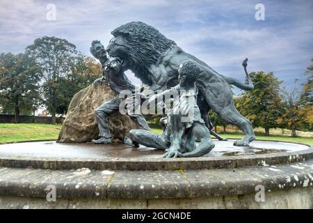 Sculpture en bronze d'un lion attaquant le Dr David Livingstone : par Gareth Knowles. La statue, financée par Ray Harryhausen, qui avait l'idée originale, était un Banque D'Images