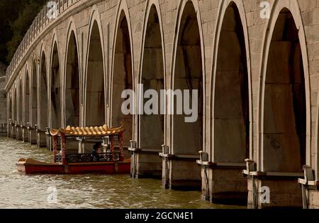 Pékin, Chine. 09e août 2021. Les touristes visitent le Palais d'été, la station balnéaire de la famille royale de la dynastie Qing, à Pékin, le lundi 9 août 2021. Le palais impérial, autrefois classé au patrimoine mondial de l'UNESCO, a été déclaré un « édifice chinois au design de jardin paysager ». Photo de Stephen Shaver/UPI crédit: UPI/Alay Live News Banque D'Images