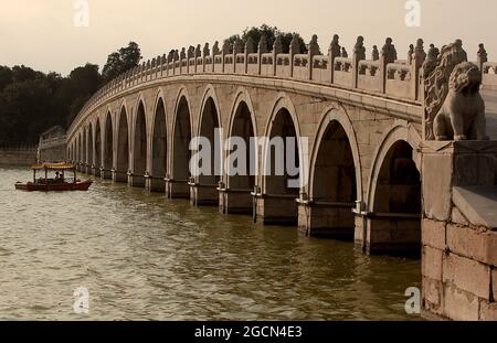 Pékin, Chine. 09e août 2021. Les touristes visitent le Palais d'été, la station balnéaire de la famille royale de la dynastie Qing, à Pékin, le lundi 9 août 2021. Le palais impérial, autrefois classé au patrimoine mondial de l'UNESCO, a été déclaré un « édifice chinois au design de jardin paysager ». Photo de Stephen Shaver/UPI crédit: UPI/Alay Live News Banque D'Images