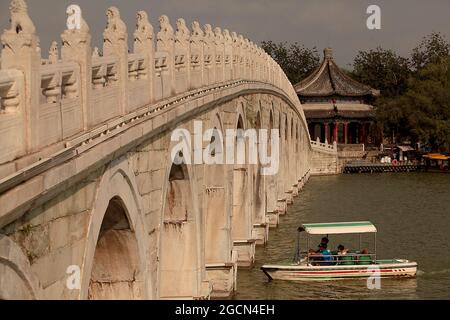 Pékin, Chine. 09e août 2021. Les touristes visitent le Palais d'été, la station balnéaire de la famille royale de la dynastie Qing, à Pékin, le lundi 9 août 2021. Le palais impérial, autrefois classé au patrimoine mondial de l'UNESCO, a été déclaré un « édifice chinois au design de jardin paysager ». Photo de Stephen Shaver/UPI crédit: UPI/Alay Live News Banque D'Images