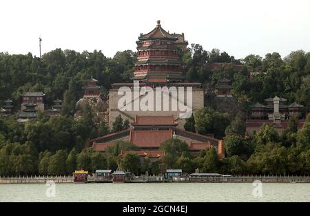 Pékin, Chine. 09e août 2021. Les touristes visitent le Palais d'été, la station balnéaire de la famille royale de la dynastie Qing, à Pékin, le lundi 9 août 2021. Le palais impérial, autrefois classé au patrimoine mondial de l'UNESCO, a été déclaré un « édifice chinois au design de jardin paysager ». Photo de Stephen Shaver/UPI crédit: UPI/Alay Live News Banque D'Images