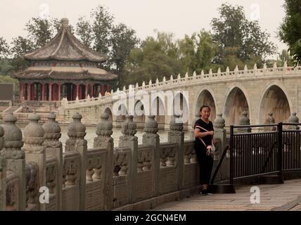 Pékin, Chine. 09e août 2021. Les touristes visitent le Palais d'été, la station balnéaire de la famille royale de la dynastie Qing, à Pékin, le lundi 9 août 2021. Le palais impérial, autrefois classé au patrimoine mondial de l'UNESCO, a été déclaré un « édifice chinois au design de jardin paysager ». Photo de Stephen Shaver/UPI crédit: UPI/Alay Live News Banque D'Images