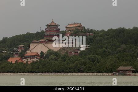 Pékin, Chine. 09e août 2021. Les touristes visitent le Palais d'été, la station balnéaire de la famille royale de la dynastie Qing, à Pékin, le lundi 9 août 2021. Le palais impérial, autrefois classé au patrimoine mondial de l'UNESCO, a été déclaré un « édifice chinois au design de jardin paysager ». Photo de Stephen Shaver/UPI crédit: UPI/Alay Live News Banque D'Images