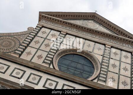 La façade de Santa Maria Novella, complétée par Leon Battista Alberti en 1470 Banque D'Images