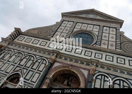 La façade de Santa Maria Novella, complétée par Leon Battista Alberti en 1470 Banque D'Images