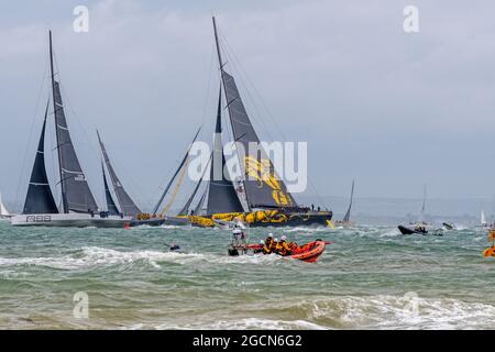 Cowes Isle of Wight, le 8 août 2021. Rolex Fastnet Race 2021-Brand New 125 ft Club Swan Skorpios , ( à droite ) le plus grand yacht est entré Rambler à gauche Banque D'Images